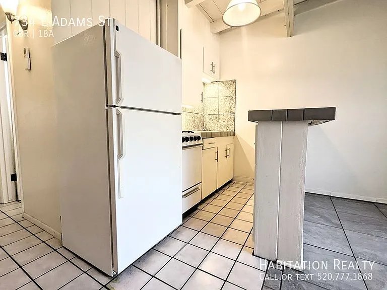 734 E Adams St — Photo 1