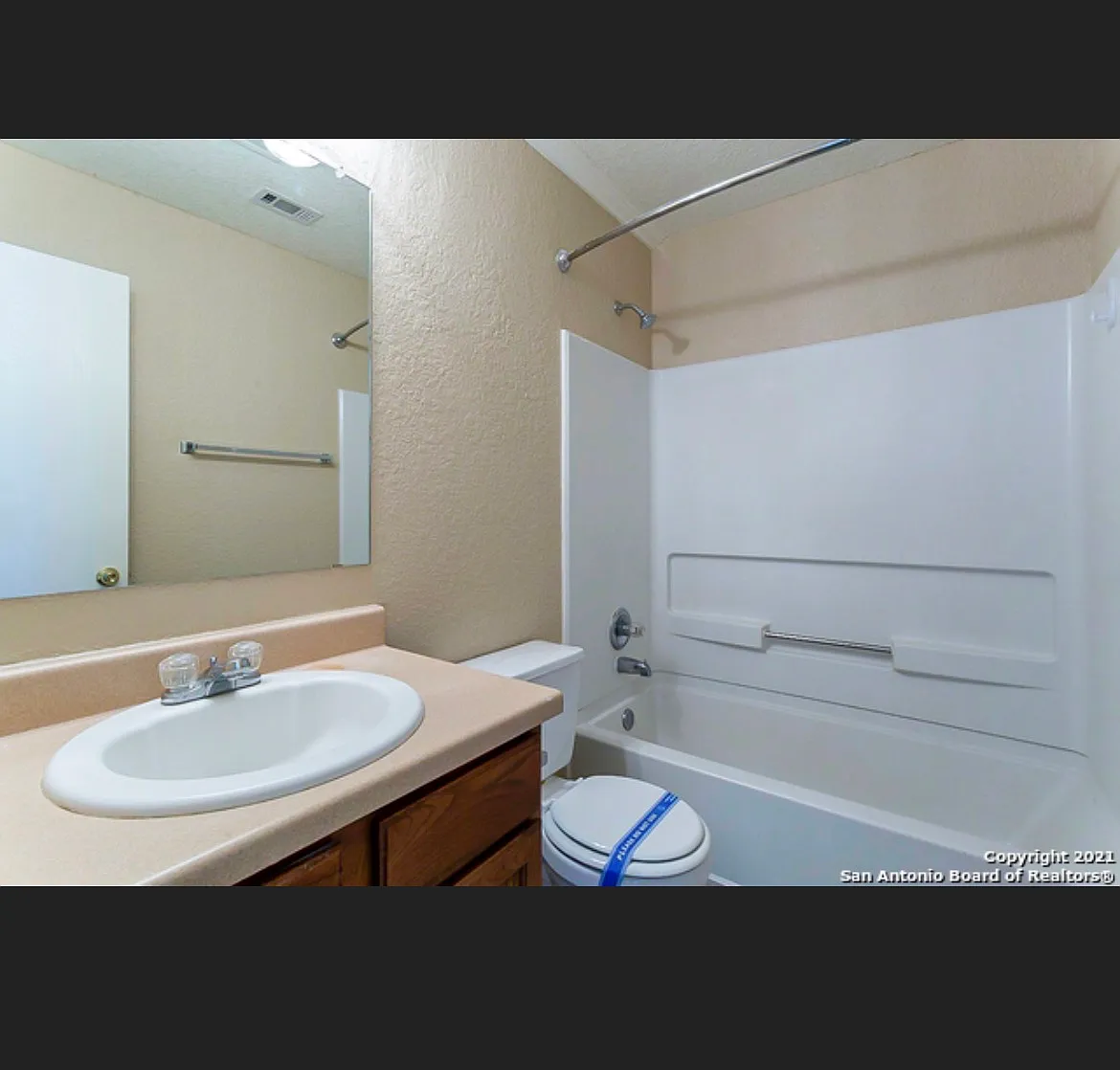 3 bed, 2.5 bath, 3201 sqft, $950 — Photo 2