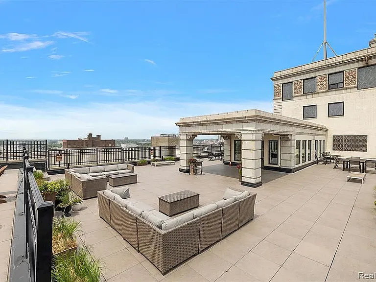 15 E Kirby St #228 — Photo 25