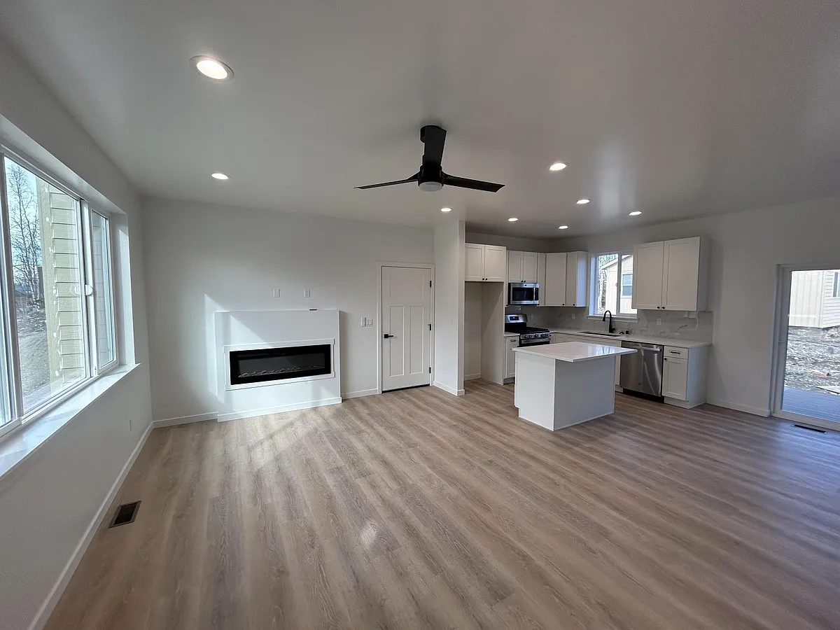 Building Photo - 3480 S Shamrock St #1