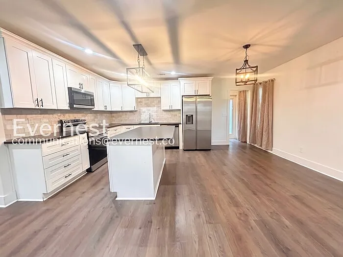 4 bed, 3.0 bath, 1700 sqft, $2,345 — Photo 4