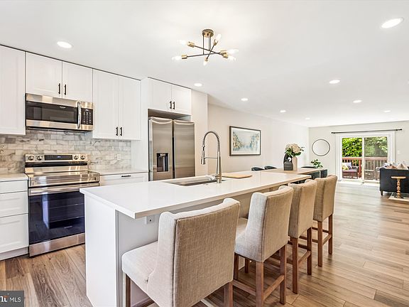 3rd image of 5818 Jacksons Oak Ct
