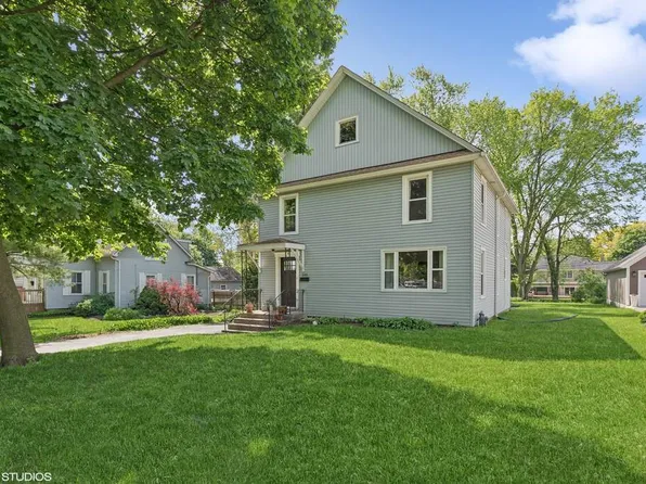 145 E Pine Ave, Roselle, IL 60172