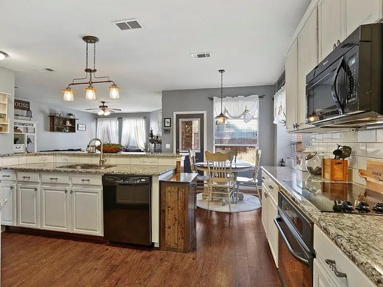 7585 Ravenhill Dr — Photo 4