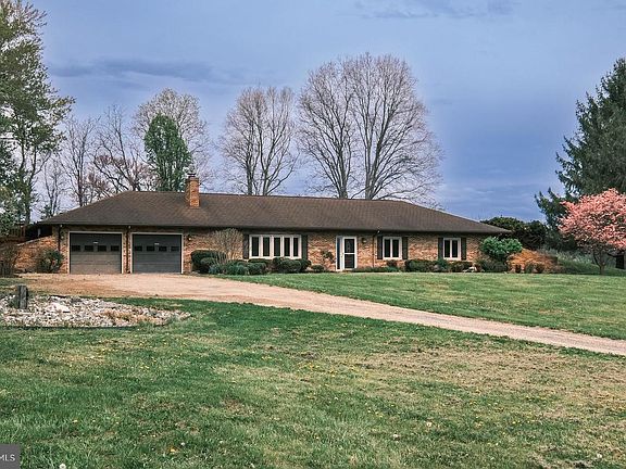 3rd image of 225 Bowling Green Rd