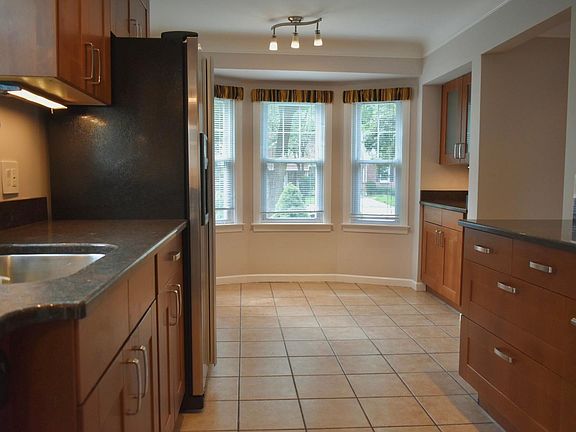 3rd image of 521 S Wilson Ave
