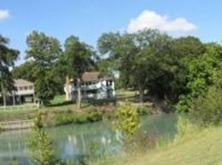 44 E Hampton Dr, Seguin, TX 78155