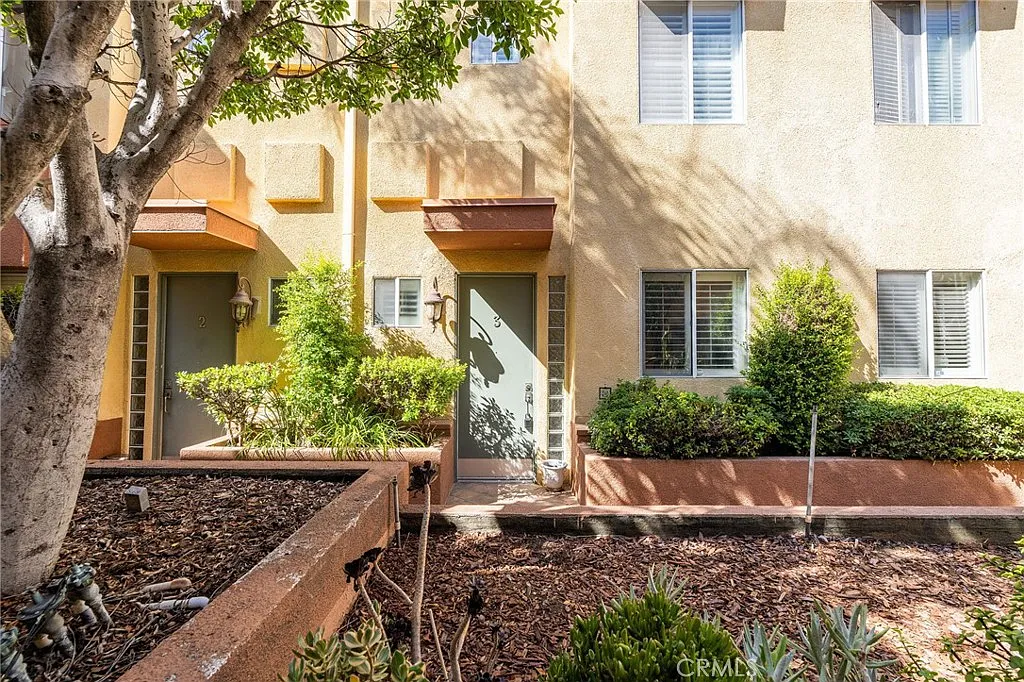 2 bed, 2.5 bath, 1322 sqft, $3,750 — Photo 2