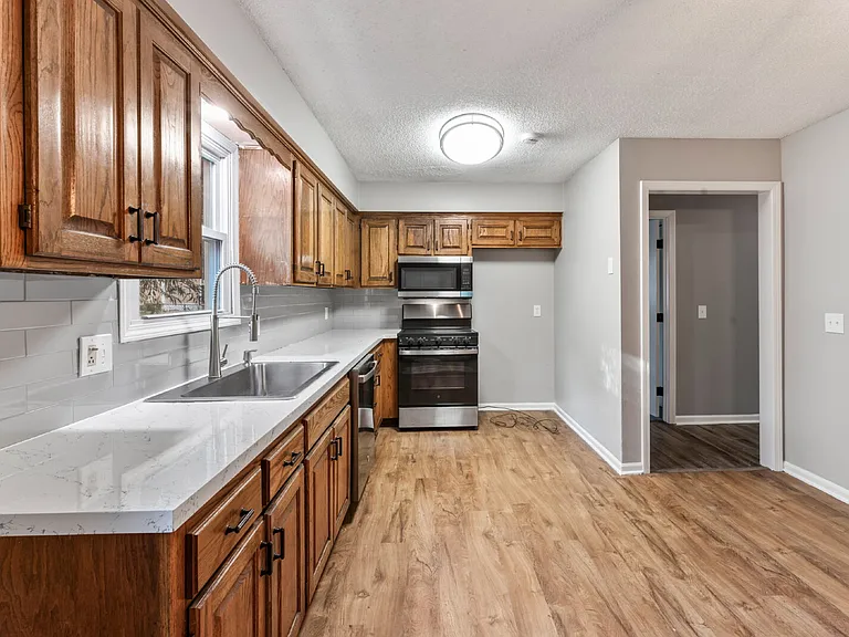 1322 N Harvey Dr — Photo 7