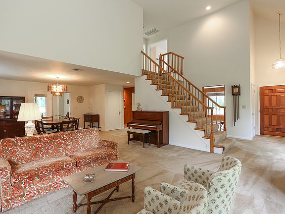 4th image of 9 Charlotte Ct