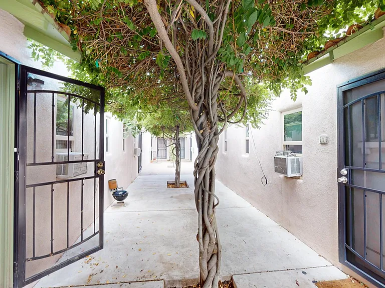 Lovely, Large, & Bright 1 Bed in Beautiful Downtown Courtyard Complex — Photo 26