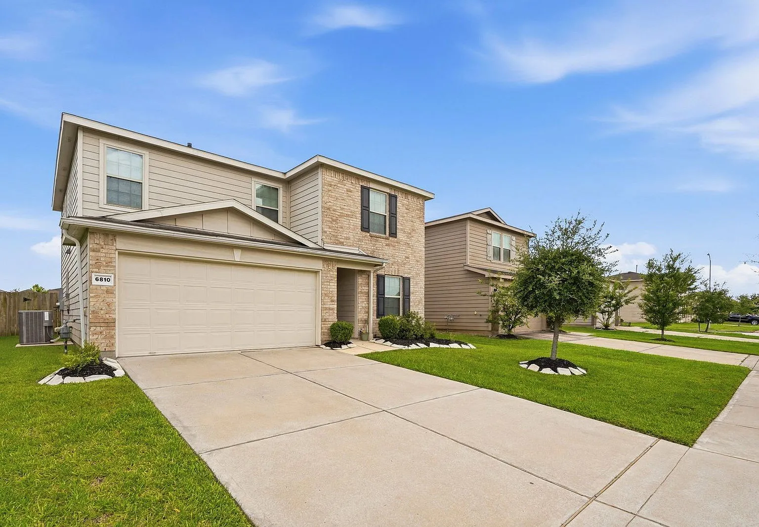 3 bed, 2.5 bath, 2216 sqft, $2,300 — Photo 3