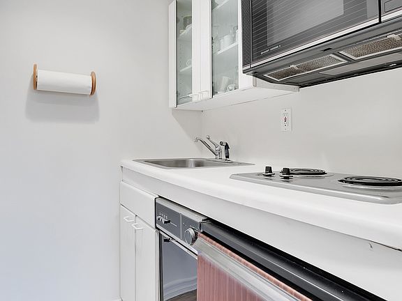4th image of 320 E 42nd St APT 1907