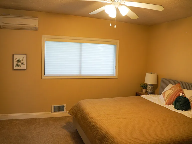 Bedroom 2 (King Bed)
