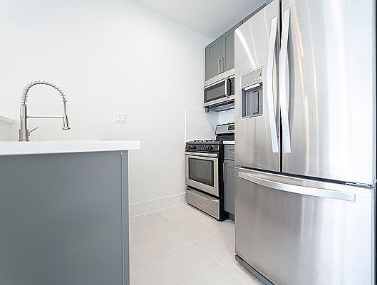 4th image of 1070 Lafayette Ave #5