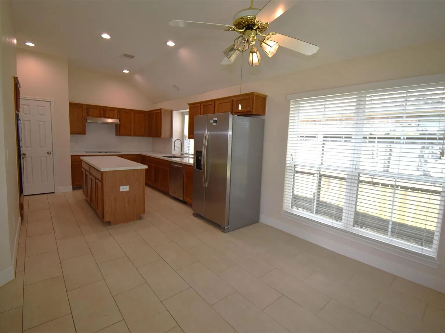 3 bed, 2.0 bath, 1941 sqft, $2,550 — Photo 3