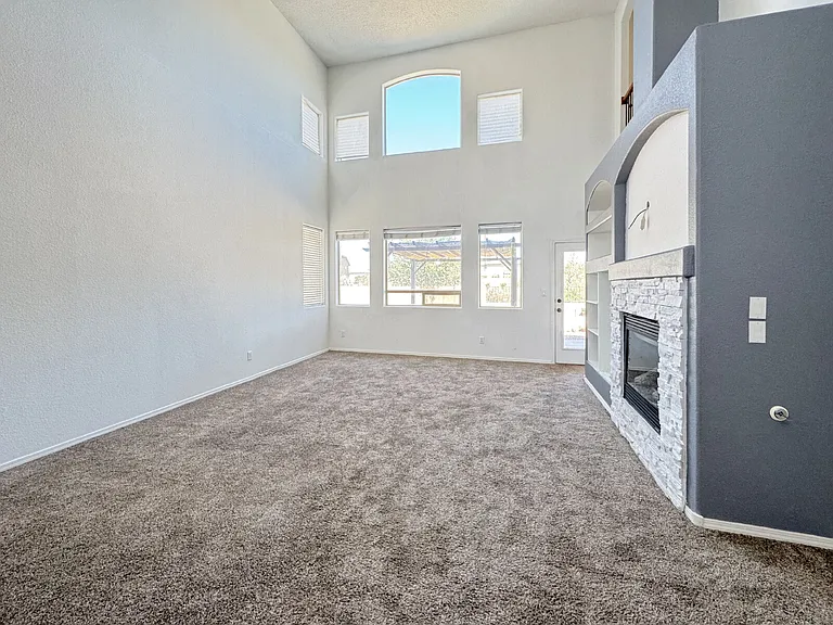 2036 Violeta Way SE — Photo 2