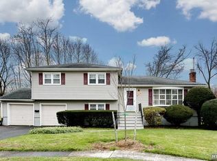 845 Wendy Ann Ct, Paramus, NJ 07652
