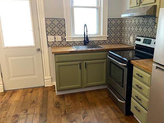 Contemporary Kitchen Cabinet Color, Commercial style modern faucet, new design black and white backsplash