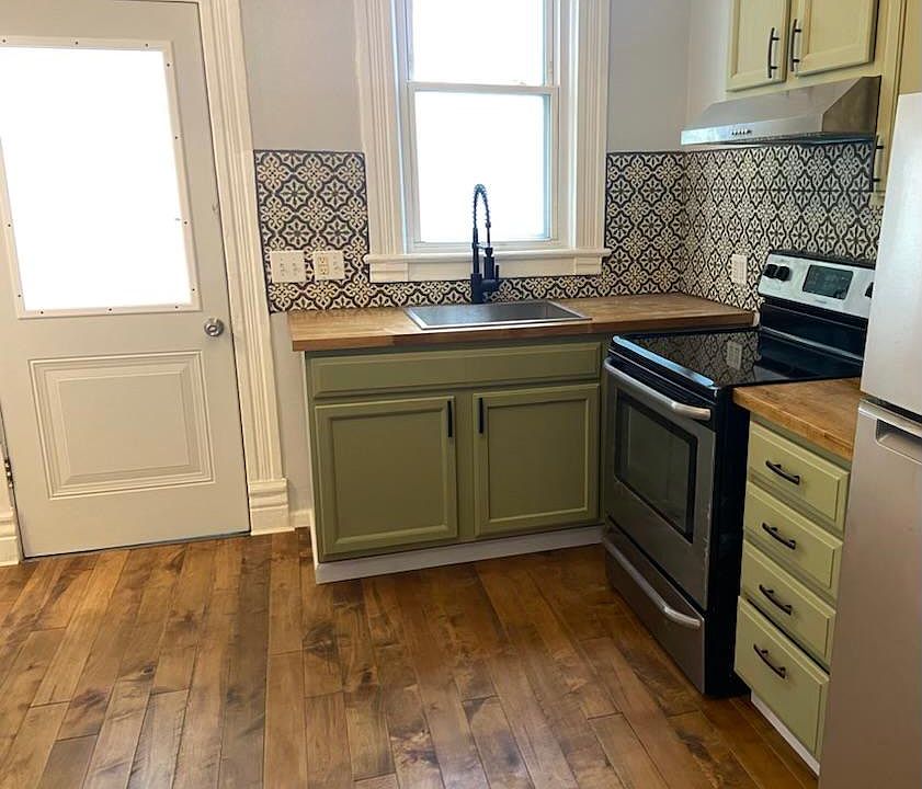 Contemporary Kitchen Cabinet Color, Commercial style modern faucet, new design black and white backsplash