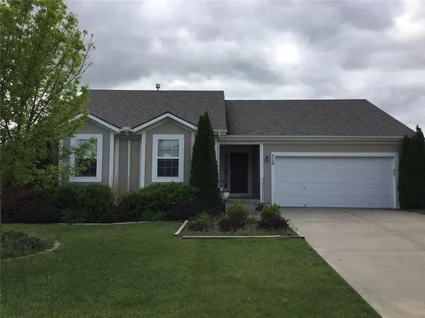 728 Sunset Dr, Louisburg, KS 66053