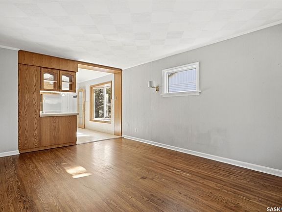 4th image of 2751 MacKay Street