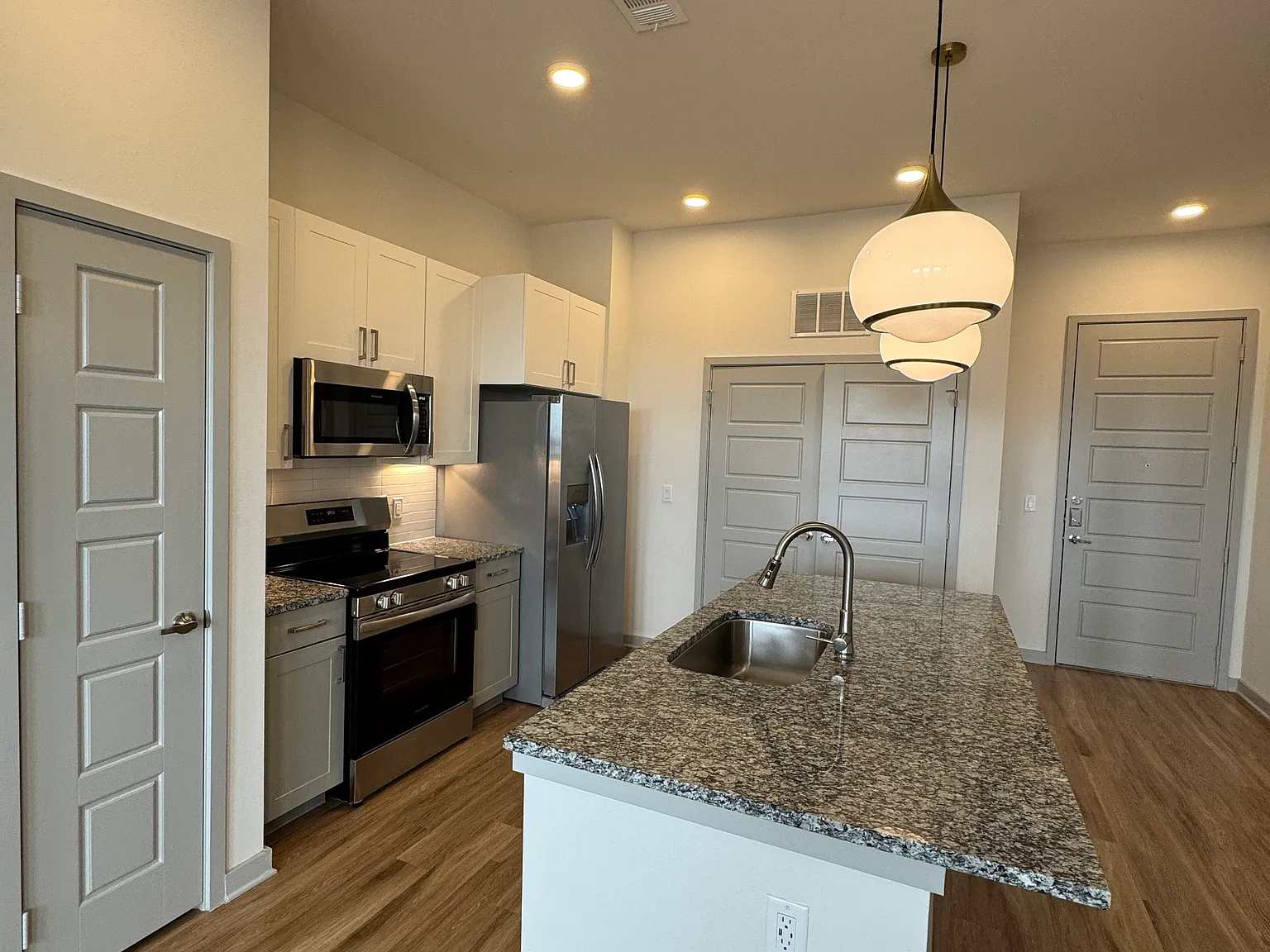 2 bed, 1165 sqft, $1,599 — Photo 2