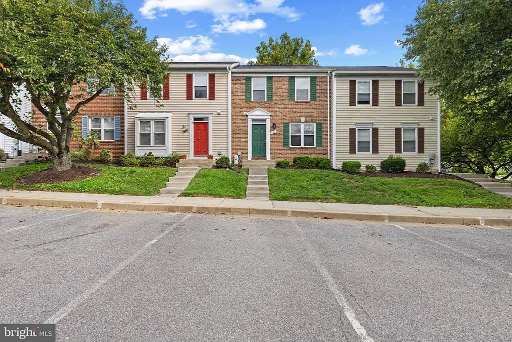 3 bed, 2.5 bath, 2200 sqft, $3,200 — Photo 1