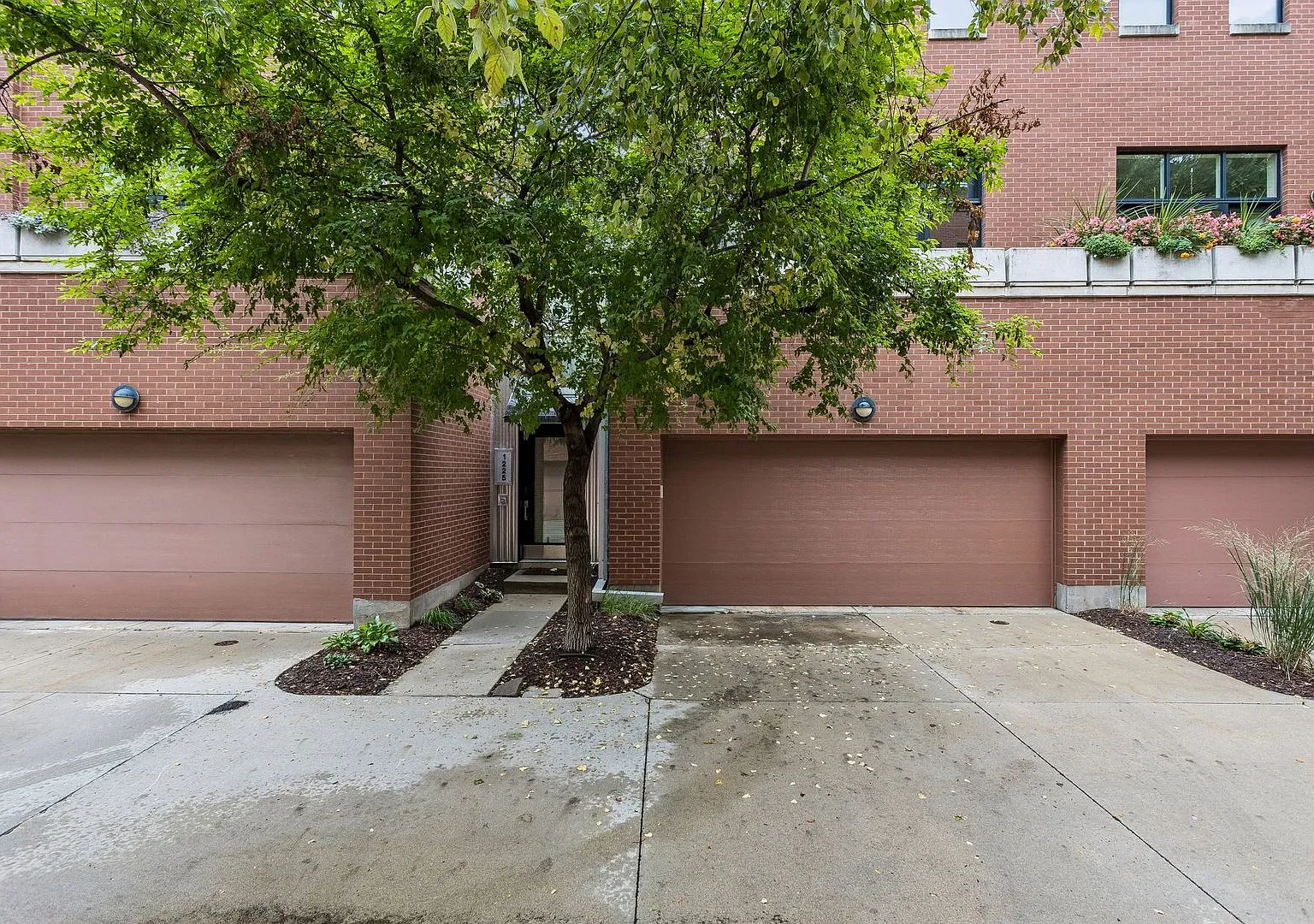Modern Downtown Townhome with Garage, Fireplace & Private Outdoor Space — Photo 2