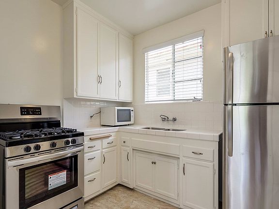 4th image of 679 Levering Ave #683