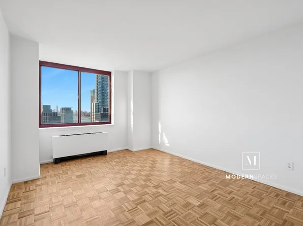 4-74 48th Avenue image 7 of 28