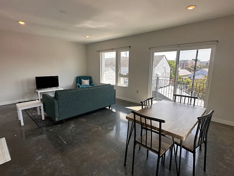 3100 Banks St — Photo 4