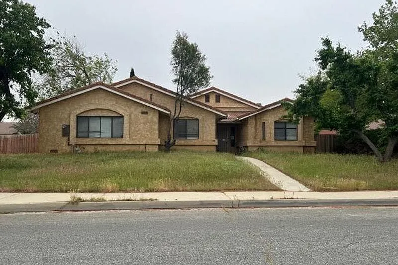 42355 Willeta Ave photo 1