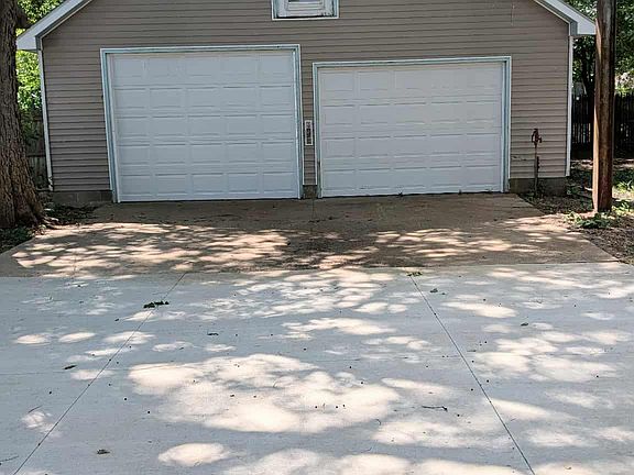 4th image of 218 E Meadow Lawn St