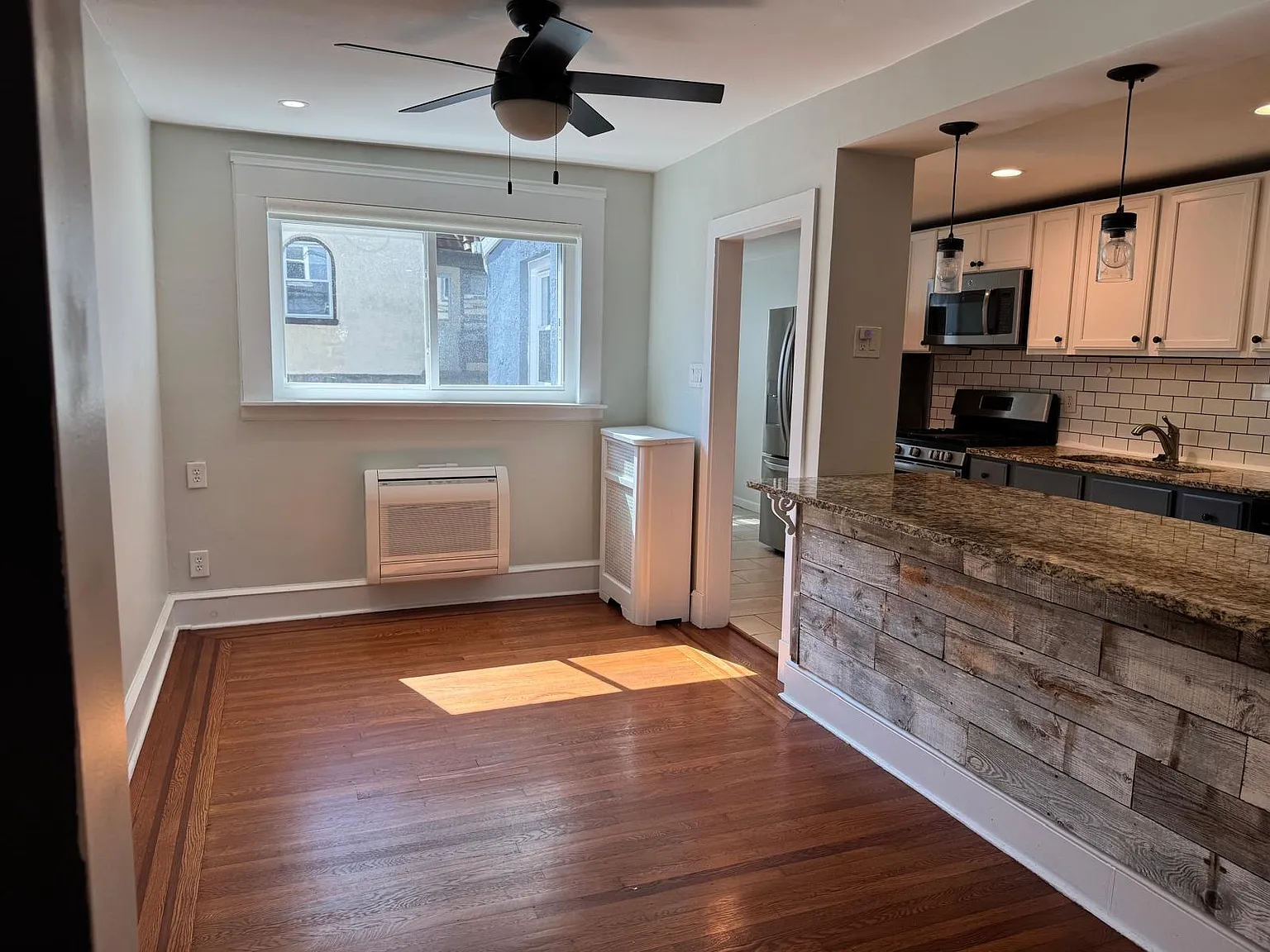3 bed, 960 sqft, $2,250 — Photo 2