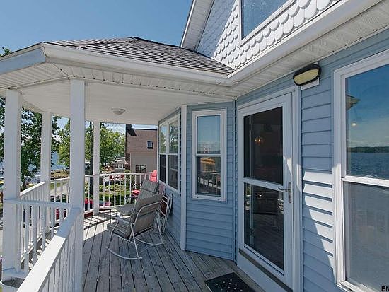 Upper deck and entrance