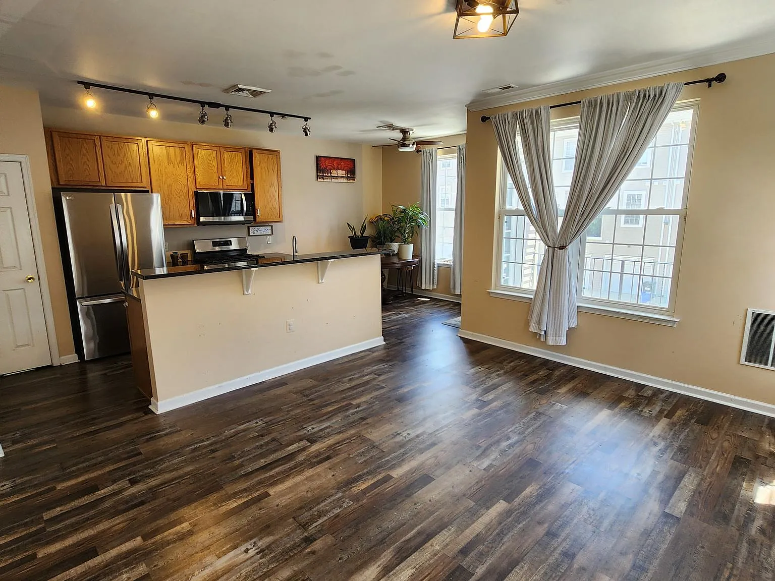 2 bed, 1230 sqft, $2,300 — Photo 3