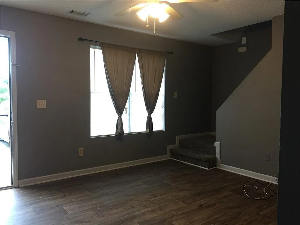 2 bed, 1.5 bath, 1008 sqft, $1,295 — Photo 3