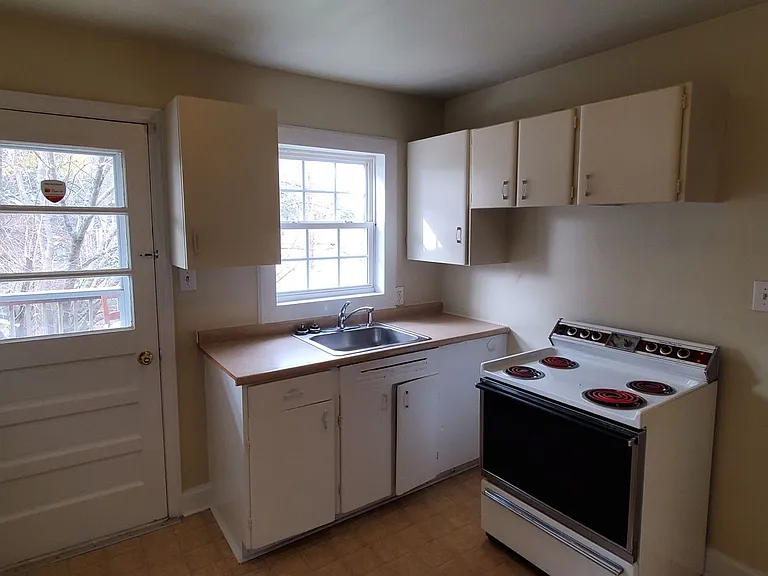 905 Grayland St #B — Photo 2