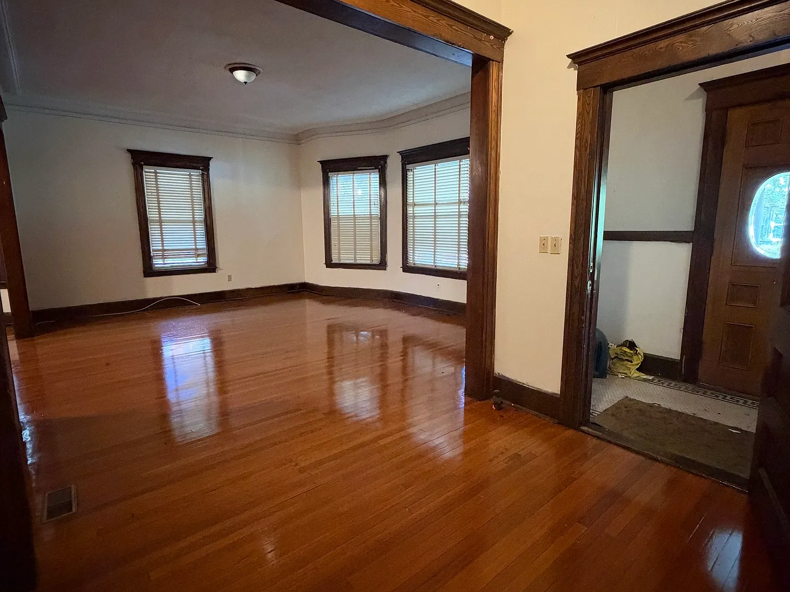 3 bed, 1.0 bath, 5067 sqft, $1,860 — Photo 2