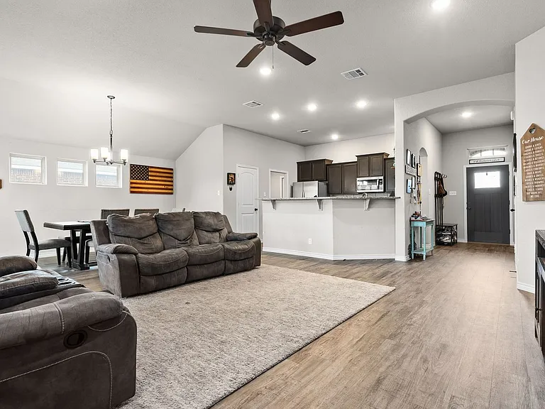 907 McLaury Cv — Photo 4