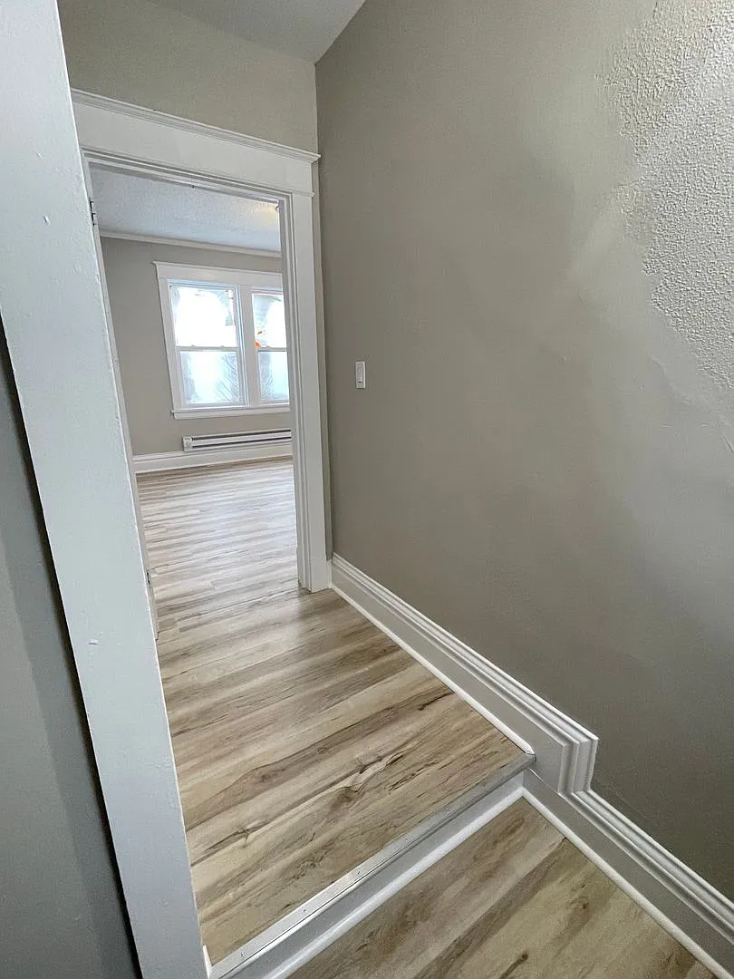 611 E 6th St — Photo 3