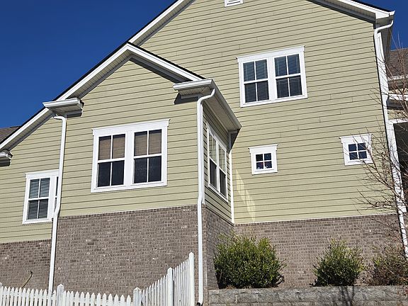 3rd image of 512 Pleasant St