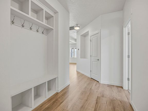 5th image of 211 Packer St