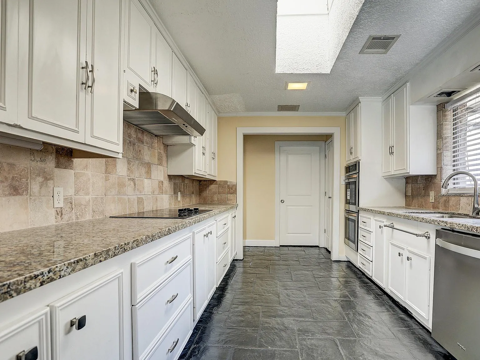 4 bed, 3.5 bath, 3778 sqft, $4,500 — Photo 4