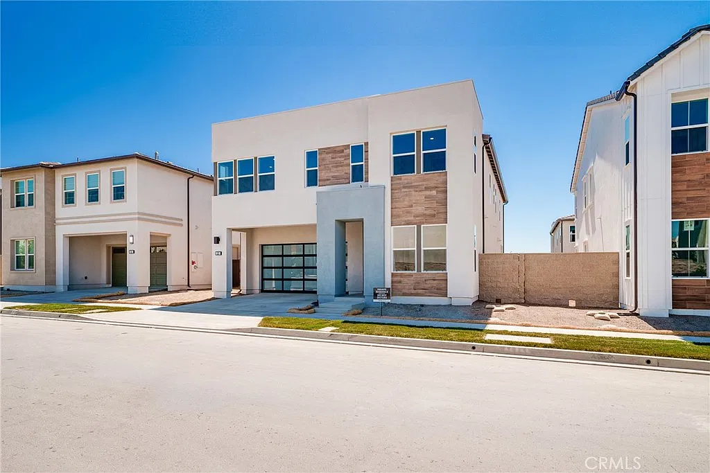 5 bed, 3111 sqft, $6,900 — Photo 2