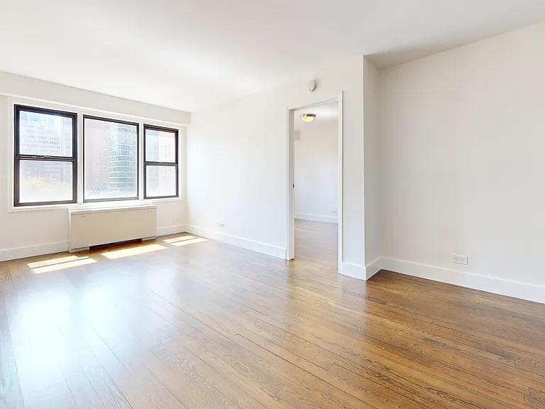 220 E 63rd St #5B — Photo 3