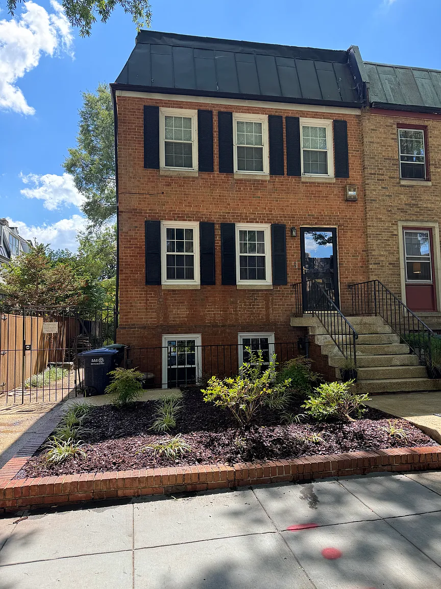 608 G St SW photo 1