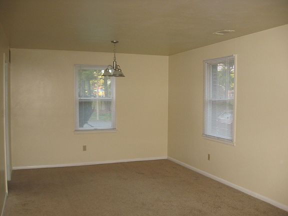 4th image of 4226 Queenswood Dr APT A