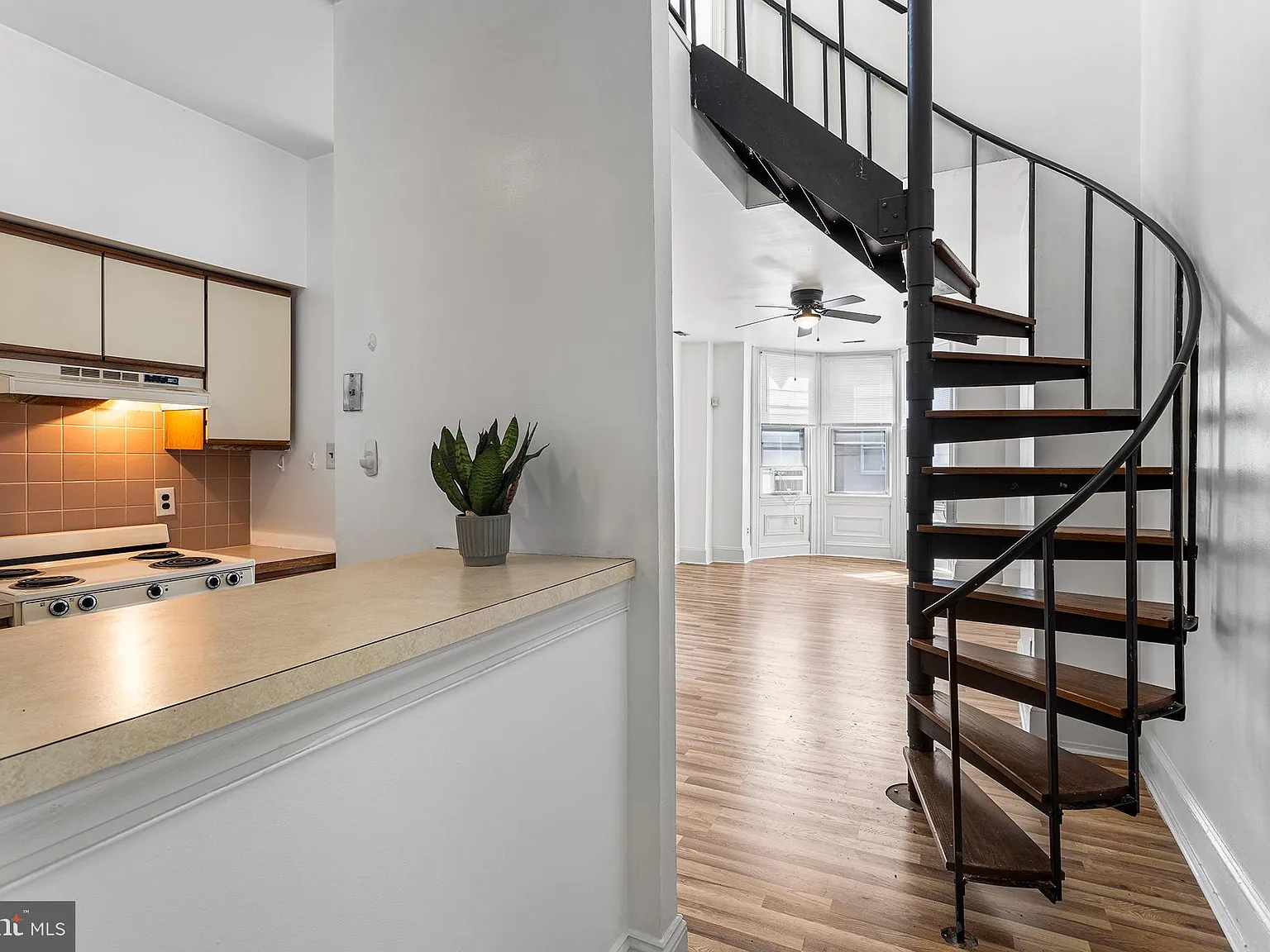 1 bed, 1.0 bath, 2502 sqft, $1,550 — Photo 4